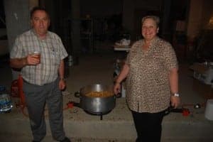 Sallán y Raquel cocinaron las migas hipolitanas. JLP.