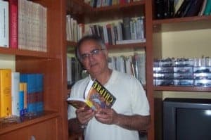 Eladio Romero con su guía sobre Chipre.