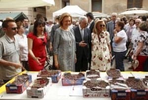 Luisa Fernanda Rudi y Modesto Lobón en la Feria de la Cereza.