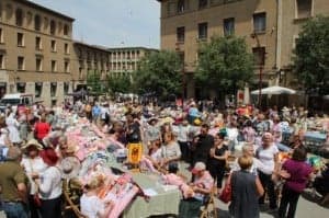 La plaza Mayor de Monzón se llenó de encajeras. 