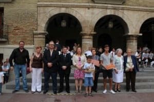 Las autoridades con los premiados. 