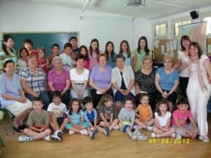 Foto de familias de los participantes en el curso con los niños de Pozán. 