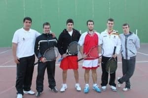 Jugadores del Club Pelota, de rojo y negro. Foto: Eduardo Budiós.