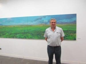 Fernando Elvira con uno de sus cuadros. José Luis Pano.