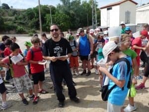 Santiago Chóliz, dando las explicaciones a los escolares.