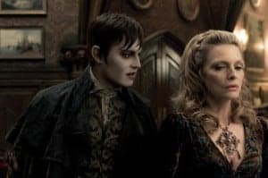 En 1752, los Collins y su hijo Barnabas zarpan de Liverpool con destino a América para librarse de la misteriosa maldición que pesa sobre su familia. Con el paso de los años, Barnabas (Johnny Depp), un playboy impenitente, se convierte en un hombre rico y poderoso que comete el error de romperle el corazón a Angelique Bouchard (Eva Green). Pero ella, que es una bruja, lo condena a un destino peor que la muerte: lo convierte en vampiro y lo entierra vivo. Dos siglos después, en 1972, Barnabas consigue salir de su tumba y se encuentra con un mundo irreconocible. Adaptación de la serie de televisión creada por Dan Curtis en 1966, que tuvo un remake en 1991. (FILMAFFINITY) En 1752, los Collins y su hijo Barnabas zarpan de Liverpool con destino a América para librarse de la misteriosa maldición que pesa sobre su familia. Con el paso de los años, Barnabas (Johnny Depp), un playboy impenitente, se convierte en un hombre rico y poderoso que comete el error de romperle el corazón a Angelique Bouchard (Eva Green). Pero ella, que es una bruja, lo condena a un destino peor que la muerte: lo convierte en vampiro y lo entierra vivo. Dos siglos después, en 1972, Barnabas consigue salir de su tumba y se encuentra con un mundo irreconocible. Adaptación de la serie de televisión creada por Dan Curtis en 1966, que tuvo un remake en 1991. (FILMAFFINITY)