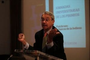 Ignacio Vicens se dirige a los asistentes en el Aula Magna de la UNED en Barbastro.