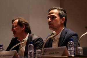 De izquierda a derecha: Carlos Naya, arquitecto y Juan de los Ángeles, secretario general de las JUP.