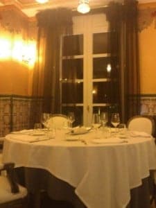 "Ella con sus cuidadas maneras prepara todas las noches la cena en nuestra mesa preferida al lado del balcón por el que se filtran las luces mortecinas de la ciudad que duerme".  