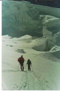 Esquiamos siguiendo las huellas por el glaciar.