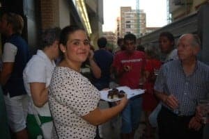 Carlota Pardo reparte dulces en el exterior del local. Foto: EPO.