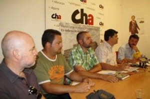 De izquierda a derecha: Agustín Muñoz, Pedro Rodríguez, José Ramón Ceresuela, Joaquín Palacios y Valero Aguayos delante de la pancarta que en 2009 envistieran junto con el PP e IU. NBC.
