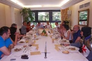 Comensales durante la degustación del menú templario. JLP.