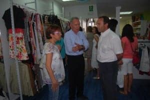 Valentín Ledesma, representante de Cáritas conversa con Lobera y Guatas. JLP. Valentín Ledesma, representante de Cáritas conversa con Lobera y Guatas. JLP.