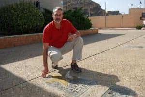 Álvaro Burrell posa junto a su estrella en el Paseo de los Olímpicos. José Luis Pano.