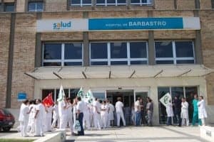 Trabajadores concentrados en el Hospital de Barbastro. JLP.