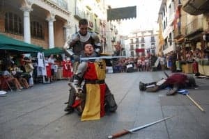 Heroes Legendarios durante una representación en la plaza del Mercado. JLP.