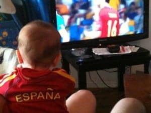 "Lo que hicimos fue una comilona en casa, preparamos unas tortillas de patata y una buena paella, todo acompañado con una sangría bien fresquita. Por supuesto, las camisetas de la Roja, una bandera de España que no falte y, cuando finalizó el partido, nos fuimos a echar una cerveza a una terracita, y a felicitar a los vecinos por un gran partido". 
