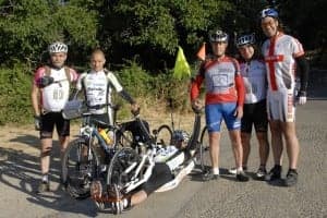 Varios ciclistas acompañan a Diego en su recorrido. 
