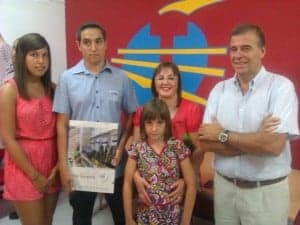 El ganador del concurso de fotografía con la presidenta, las damas y el alcalde. JLP.