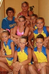 Nadadoras del CPCS en el Campeonato de España alevín 2012 y su entrenadora Mari Sol Velasco.
