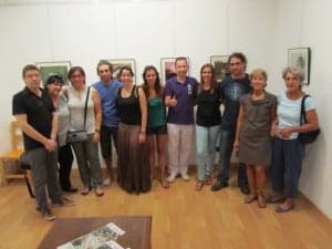 Algunos de los alumnos en la inauguración de la exposición.