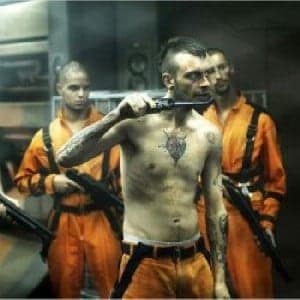 La MS1 es una prisión experimental en el espacio, que orbita a 50 millas de la Tierra, donde los 500 criminales más peligrosos del planeta se encuentran retenidos en un estado de “letargo” inducido. A la cabeza de una misión humanitaria, la hija del presidente de los Estados Unidos, Emilie Warnock (Maggie Grace) llega a bordo de la prisión justo antes del estallido de un motín. Emilie y los trabajadores de la MS1 son tomados como rehenes por los violentos internos. El presidente Warnock decide enviar al agente Snow (Guy Pierce) a la MS1 con la única misión de salvar a Emilie a toda costa. Snow es un convicto encerrado por conspiración y espionaje contra los Estados Unidos. (FILMAFFINITY)