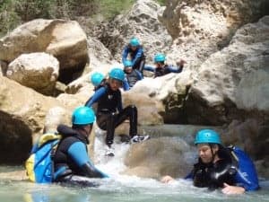 Un grupo de barranquistas en pleno descenso. Vertientes Aventura.