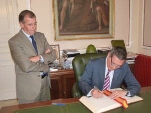 El consejero firma en el libro de honor del Ayuntamiento. 