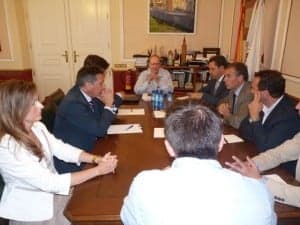 El consejero reunido con los portavoces y el alcalde. 