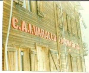 "En la siguiente etapa llegamos a otro refugio italiano, el Gnefetti, no sin antes superar el famoso, por lo difícil, paso del Naso, del que ya estábamos prevenidos, y por el que, debido a la adelantada primavera que fundía la nieve, sorteamos oscuras y siniestras grietas con los crampones".