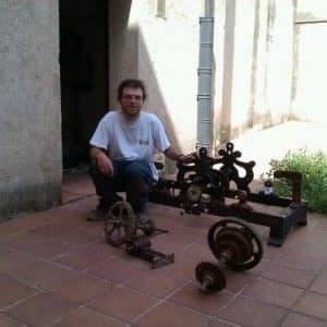 José en plena restauración del reloj. David López.