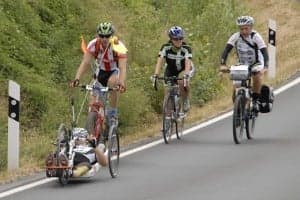 Diego pedaleando con unos ciclistas.