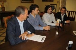 Antonio Cosculluela e Iván Carpi presentan a los Mantenerdores de las Fiestas, José Enrique y Juan Fernando Moreno Gistaín. NBC.
