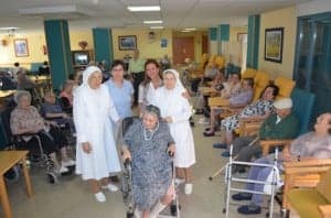 Dos de las hermanas con la dirección de Riosol y los residentes. JLP.