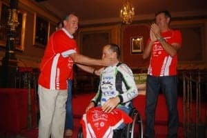 Cosculluela abraza a Ballesteros. JLP.