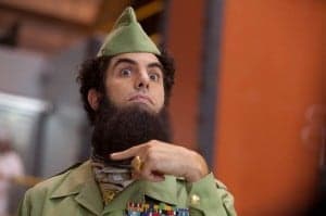 El General Almirante Haffaz Aladeen (Sacha Baron Cohen) es un dictador capaz de arriesgar su vida para impedir que la democracia se establezca en el país al que oprime tan amorosamente y con tanto cariño. Rico en petróleo y bastante aislado, el estado norteafricano de Wadiya lleva siendo gobernado por el vehementemente anti-occidental Aladeen desde que éste tenía seis años, cuando fue nombrado Líder Supremo tras la desafortunada muerte de su padre, muerto por desgracia en un accidente de caza, alcanzado por 97 balas y una granada de mano. Desde que accedió al poder absoluto, el consejero de más confianza de Aladeen es su tío Tamir (Ben Kingsley), quien ejerce de Jefe de la Policía Secreta, Jefe de Seguridad y Proveedor de Mujeres. Por desgracia para Aladeen y sus consejeros, el muy vilipendiado Occidente ha comenzado a meter las narices en los asuntos de Wadiya, y las Naciones Unidas han sancionado repetidas veces al país en la última década, pero el Dictador no va a consentir que un inspector del Consejo de Seguridad entre en sus instalaciones secretas de armamento... ¿es que acaso no saben lo que quiere decir "secreto"? Pero después de que un intento de asesinarle le cueste la vida a otro de los acólitos del Líder Supremo, Tamir convence a Aladeen de que vaya a Nueva York a solucionar la cuestión de las Naciones Unidas. (FILMAFFINITY) El General Almirante Haffaz Aladeen (Sacha Baron Cohen) es un dictador capaz de arriesgar su vida para impedir que la democracia se establezca en el país al que oprime tan amorosamente y con tanto cariño. Rico en petróleo y bastante aislado, el estado norteafricano de Wadiya lleva siendo gobernado por el vehementemente anti-occidental Aladeen desde que éste tenía seis años, cuando fue nombrado Líder Supremo tras la desafortunada muerte de su padre, muerto por desgracia en un accidente de caza, alcanzado por 97 balas y una granada de mano. Desde que accedió al poder absoluto, el consejero de más confianza de Aladeen es su tío Tamir (Ben Kingsley), quien ejerce de Jefe de la Policía Secreta, Jefe de Seguridad y Proveedor de Mujeres. Por desgracia para Aladeen y sus consejeros, el muy vilipendiado Occidente ha comenzado a meter las narices en los asuntos de Wadiya, y las Naciones Unidas han sancionado repetidas veces al país en la última década, pero el Dictador no va a consentir que un inspector del Consejo de Seguridad entre en sus instalaciones secretas de armamento... ¿es que acaso no saben lo que quiere decir "secreto"? Pero después de que un intento de asesinarle le cueste la vida a otro de los acólitos del Líder Supremo, Tamir convence a Aladeen de que vaya a Nueva York a solucionar la cuestión de las Naciones Unidas. (FILMAFFINITY)