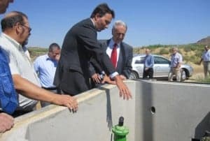 El consejero Lobón en una infraestructura de regadio.