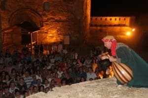 Un juglar explica las historias del castillo. FJP.