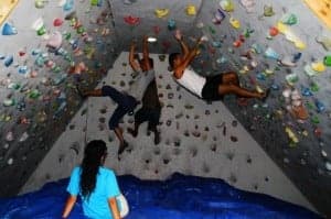 Actividad de iniciación a la escalada en el bulder de Barbastro. NBC.
