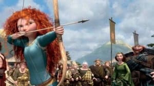 Merida, la indómita hija del Rey Fergus y de la Reina Elinor, es una hábil arquera que decide romper con una antigua costumbre, que es sagrada para los señores de la tierra: el gigantesco Lord MacGuffin, el malhumorado Lord Macintosh y el cascarrabias Lord Dingwall. Las acciones de Merida desencadenan el caos y la furia en el reino. Además, pide ayuda a una sabia anciana que le concede un deseo muy desafortunado. La muchacha tendrá que afrontar grandes peligros antes de aprender qué es la auténtica valentía. (FILMAFFINITY)