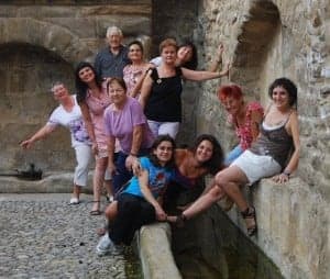 Algunos de los autores del libro "Buera", junto a las profesoras Lucía Carruesco y Estela Puyuelo.