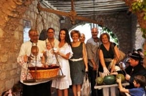 Una familia barbastrense pesa a sus hijos. 