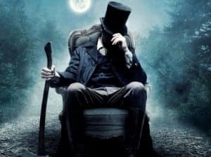La madre del Presidente Lincoln es asesinada por una criatura sobrenatural, hecho que alimenta su pasión por acabar con los vampiros y todos sus aliados. (FILMAFFINITY)