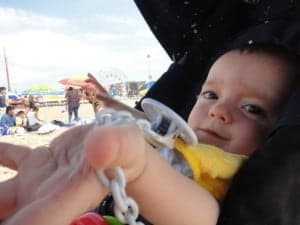 El pequeño Bubu disfruta de un día de playa. Foto: Bibendum.
