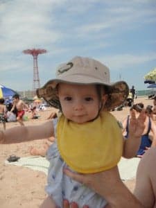 "Coney Island es un destino turístico para las familias donde podrás pasar un rato muy agradable visitando el acuario, montándote en las diferentes atracciones, viendo o participando en la divertida competición de hotdogs, disfrutando del loco desfile de la sirenita, o simplemente paseando por la playa".