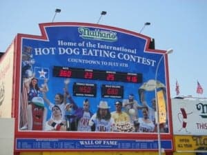 La competición de perritos calientes "Nathan's Hot Dog Eating Contest" es un atractivo turístico de la isla.