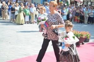 Una abuela con sus nietas vestidas con el traje tradicional. JLP.