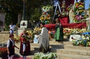 Las amas de casa colaboran en la ofrenda. JLP.