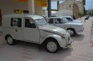 Coches antiguos en el recinto ferial de Monzón. JLP.